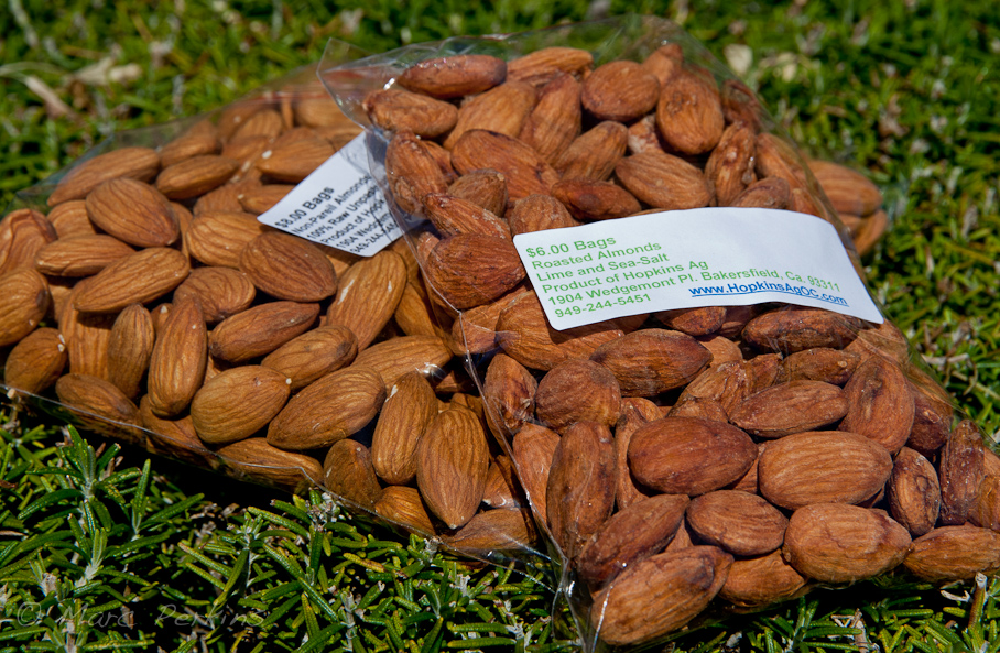 Raw and roasted almonds